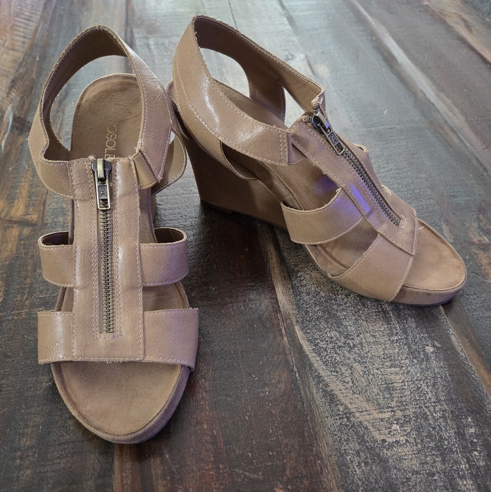 🎈2/$15 Women's Tan Wedge Sandals